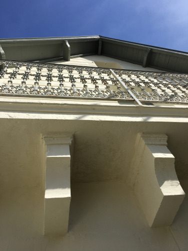 échafaudage plaqué contre un bâtiment ancien à rénover