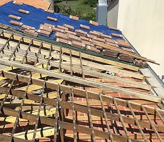 avantages-renovation-toiture réparation d'un toit en cours par Iso-Renov