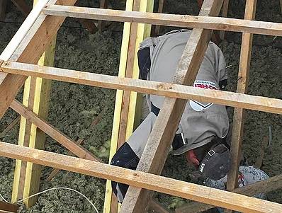 intro-isolation-combles ouvrier Iso-Renov entrain d'isoler le plancher des combles perdus