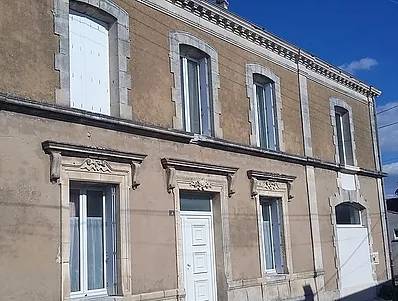 façade d'un bâtiment ancien à rénover