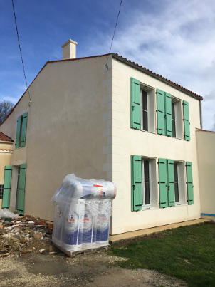 Enduit à la chaux aérienne qui vient d'être appliqué après isolation d'un mur extérieur