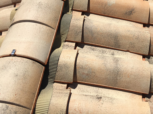materiaux-renovation-toiture-1 gros plan sur des tuiles utilisées par Iso Renov pour rénover des toitures