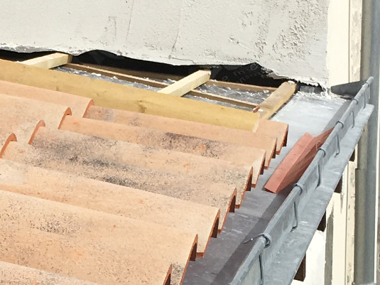 materiaux-renovation-toiture-2 gros plan sur le zinc utilisé par Iso Renov pour rénover des toitures