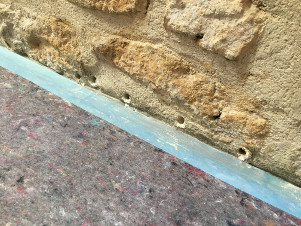 Application hydrofuge de masse pour traiter un mur humide